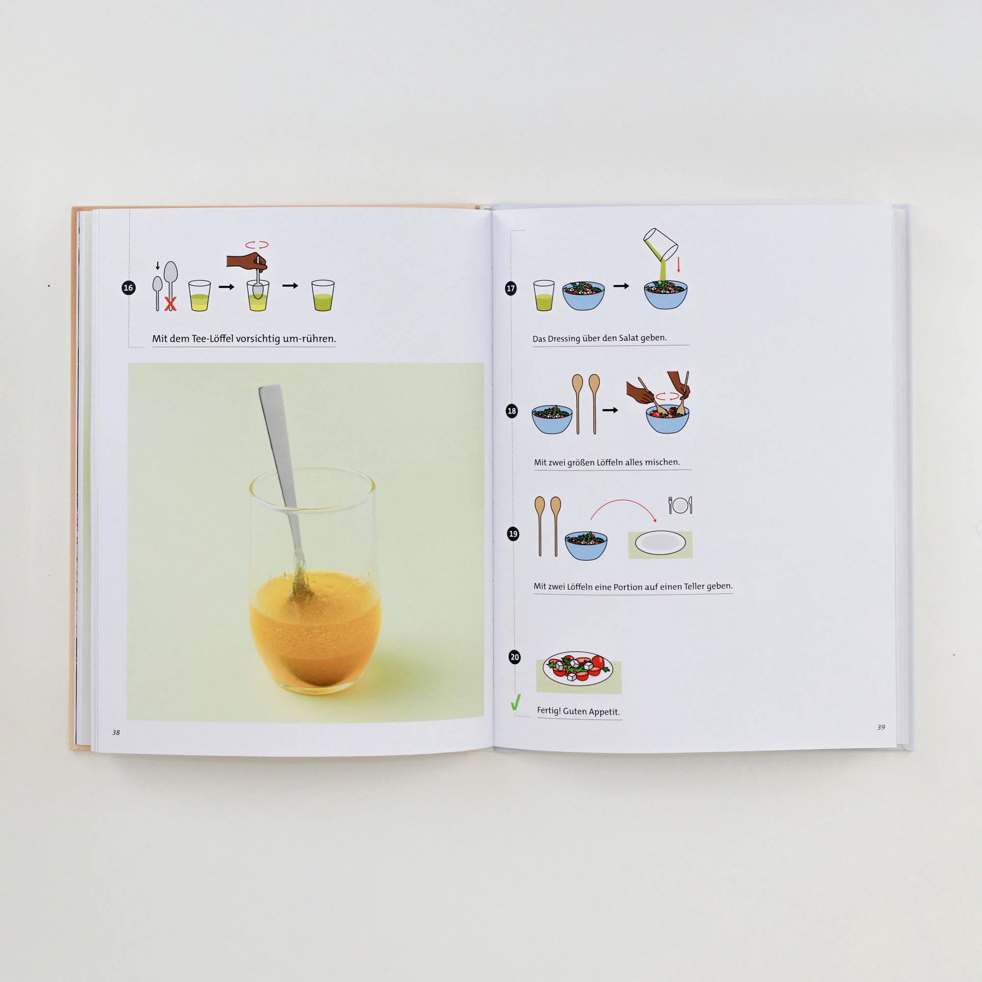 Anleitung für einfaches Dressing für Rucola Salat, Rezeptbuch auf grauem Hintergrund