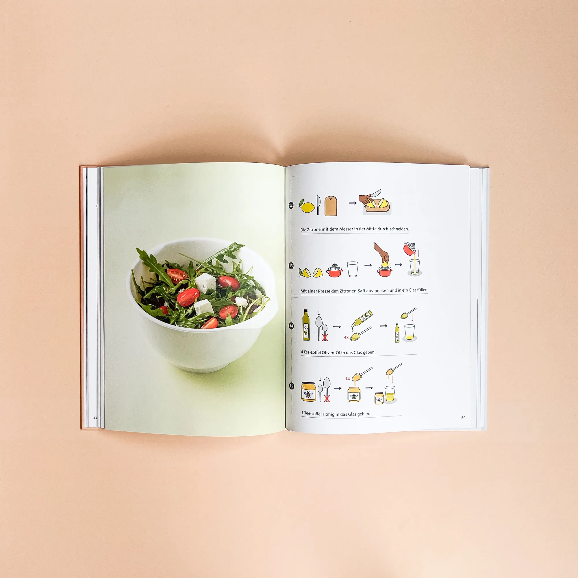 Kochbuch in leichter Sprache auf orangefarbenem Hintergrund, Doppelseite für Rucola Salat ist geöffnet