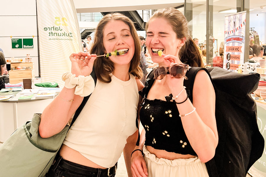 Zwei junge Frauen auf dem Markt für gutes Leben an meinem Stand