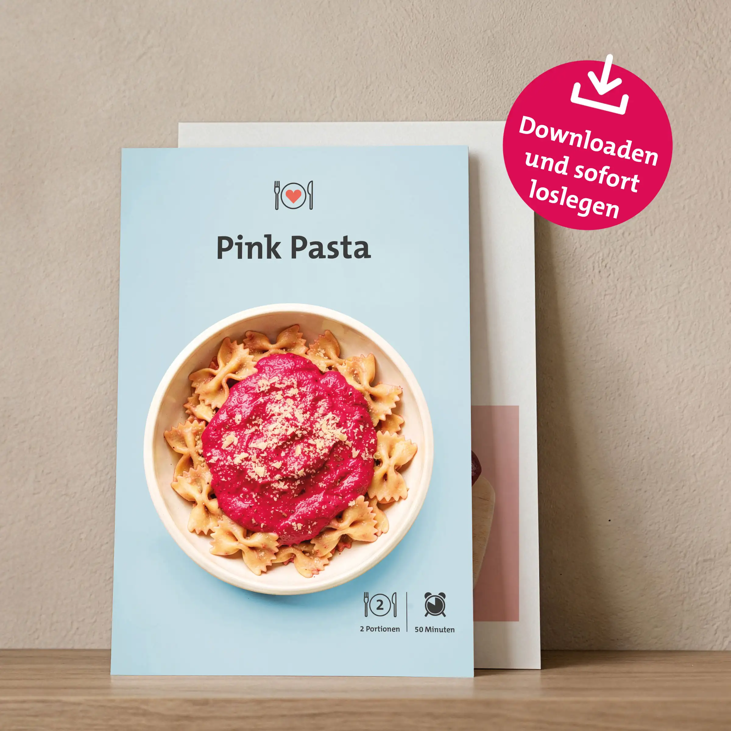 Das Pink Pasta Rezept lehnt ausgedruckt an einer beigefarbenen Wand