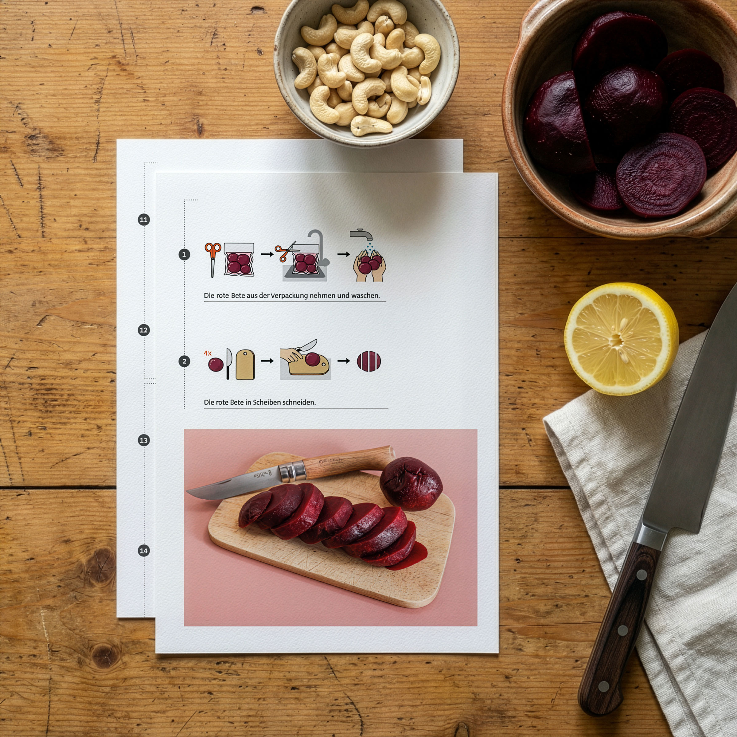 2 Seiten des vegane Pink Pasta Rezept liegen auf einem Tisch, darum sind Zutaten in Schälchen angerichtet