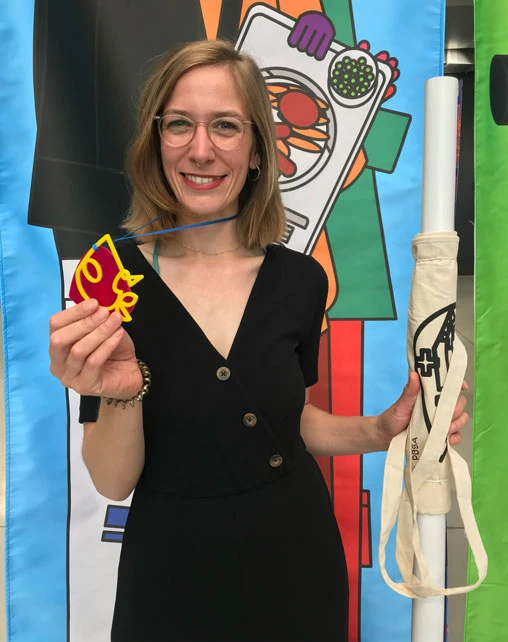 Deborah Keser bei ihrem Abschluss an der Hochschule Düsseldorf im Bereich Kommunikationsdesign
